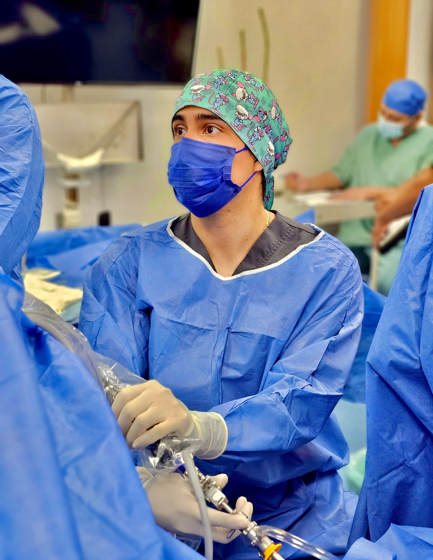 Dr. Huber Díaz durante procedimiento endourológico